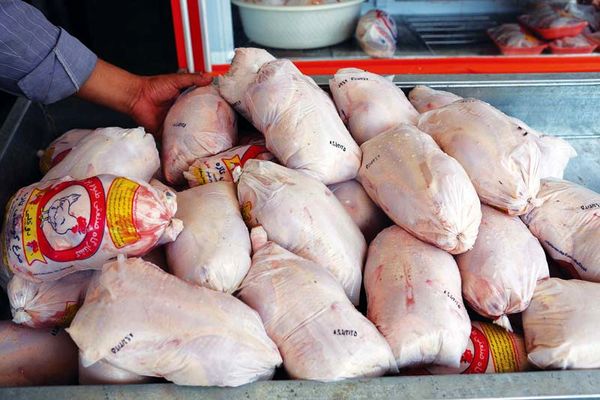 مرغ در ارومیه کم یاب و با افزایش قیمت چند برابری ؛ مردم را عاصی کرده است