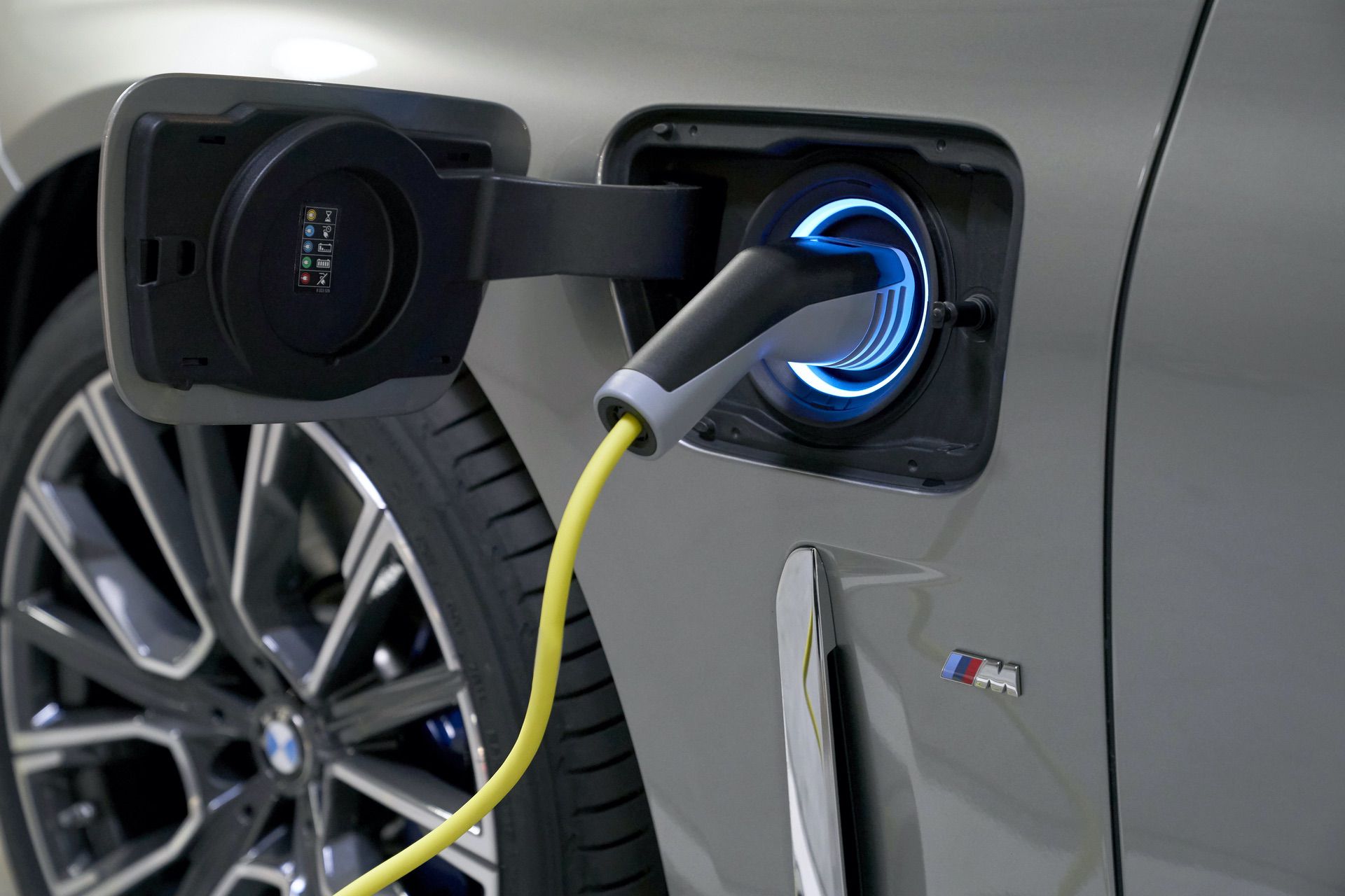 توسعه باتری ارزان‌قیمت خودروهای برقی که با ۱۰ دقیقه شارژ بیش از ۴۰۰ کیلومتر برد دارد