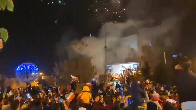مراسم نور افشانی در میدان انقلاب ارومیه بعد از برد مقتدرانه تیم ملی کشورمان در جام جهانی