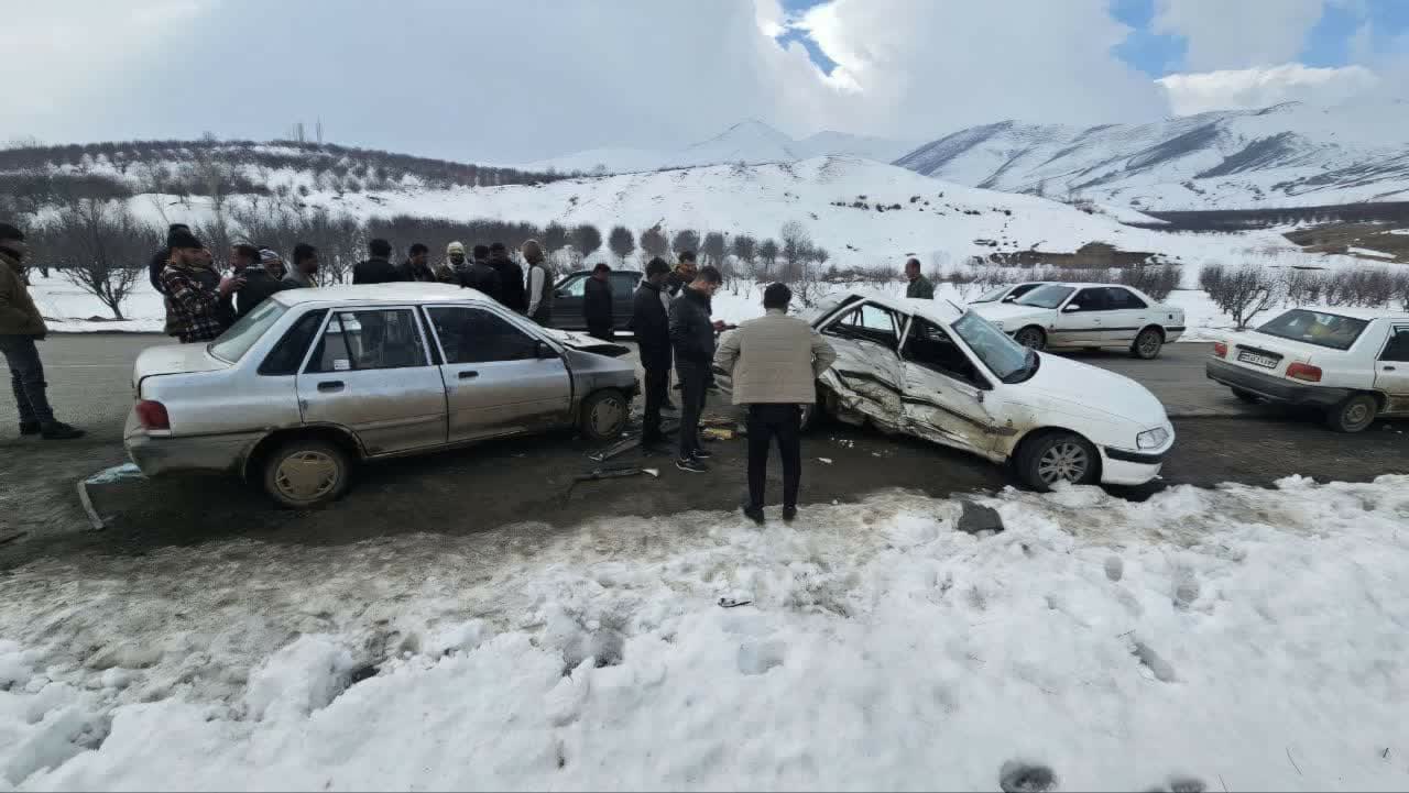 تصادف خودرو سواری پراید با پژو پارس در محور اشنویه به ارومیه ۴ مصدوم برجای گذاشت.