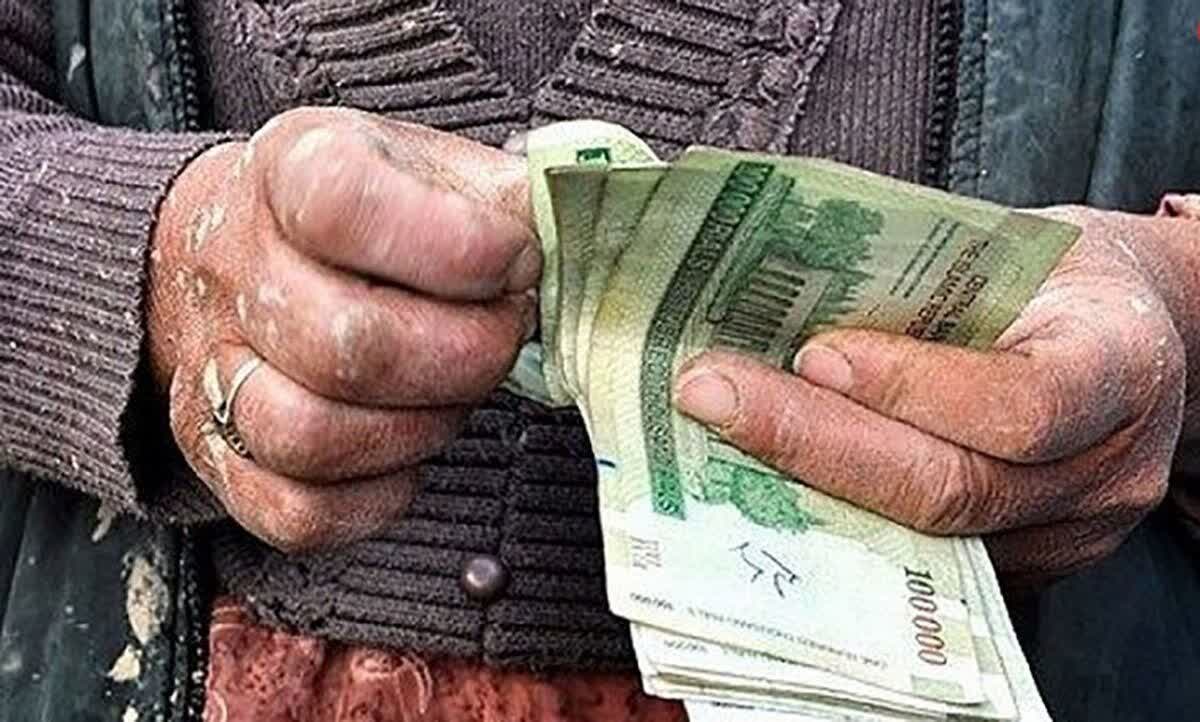 نماینده کارگران در شورای عالی کار: چرا هزینه‌ها به دلار، اما حقوق‌ها به ریال است؟